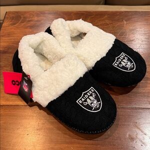 NWT NFL Raiders Cozy Slippers Women’s 9-10 Official Merchandise Football FAN NEW